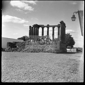 Templo Romano visto da Porta de Biblioteca Público