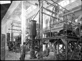 Aspecto interior da fábrica com maquinaria diversa
