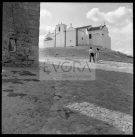 Casal a caminhar para a igreja no interior do Castelo de Arraiolos