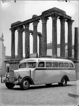 Autocarro em frente ao Templo Romano